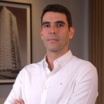 Imagem homem de camisa branca braços cruzados