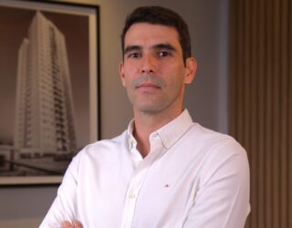 Imagem homem de camisa branca braços cruzados