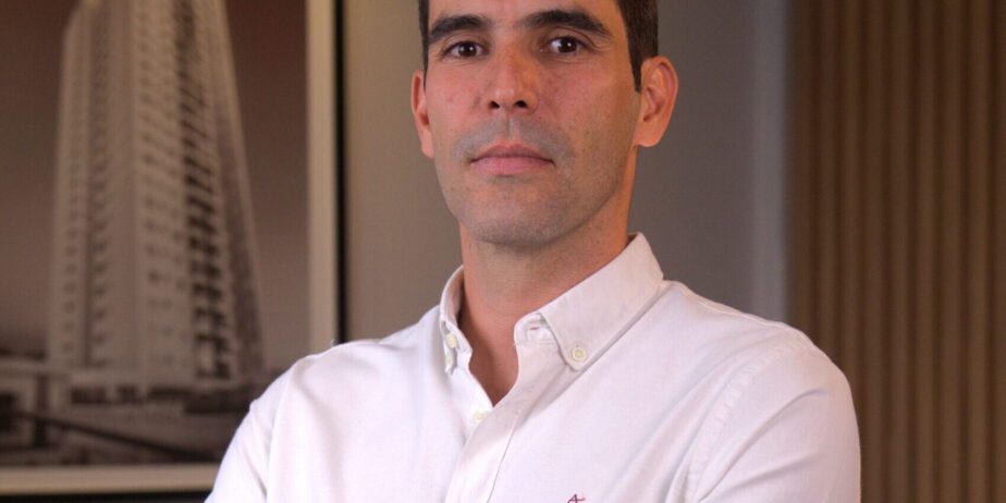 Imagem homem de camisa branca braços cruzados