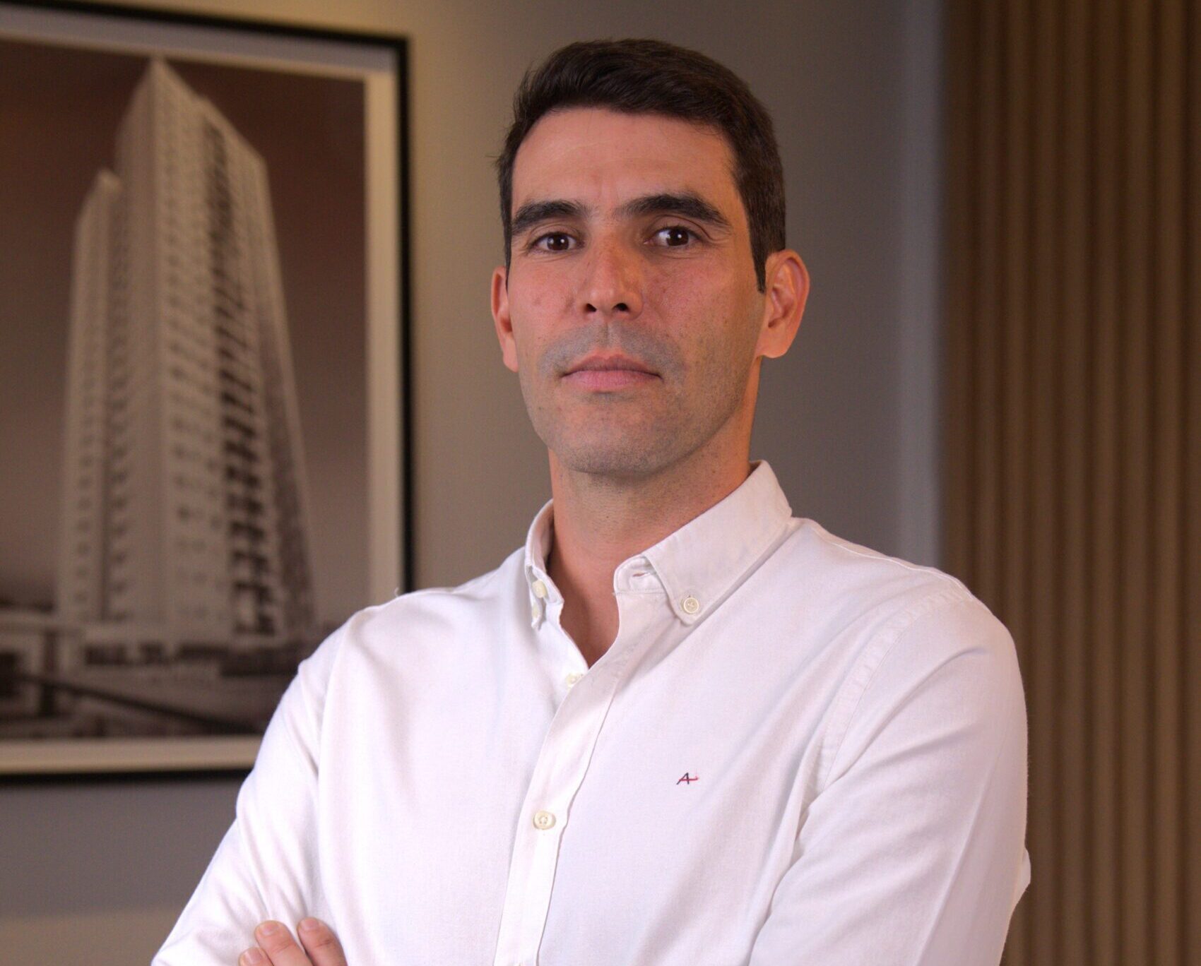 Imagem homem de camisa branca braços cruzados