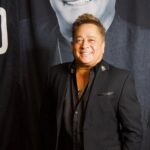 Imagem homem sorrindo terno preto