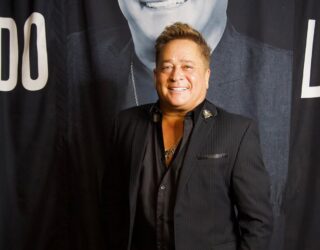 Imagem homem sorrindo terno preto