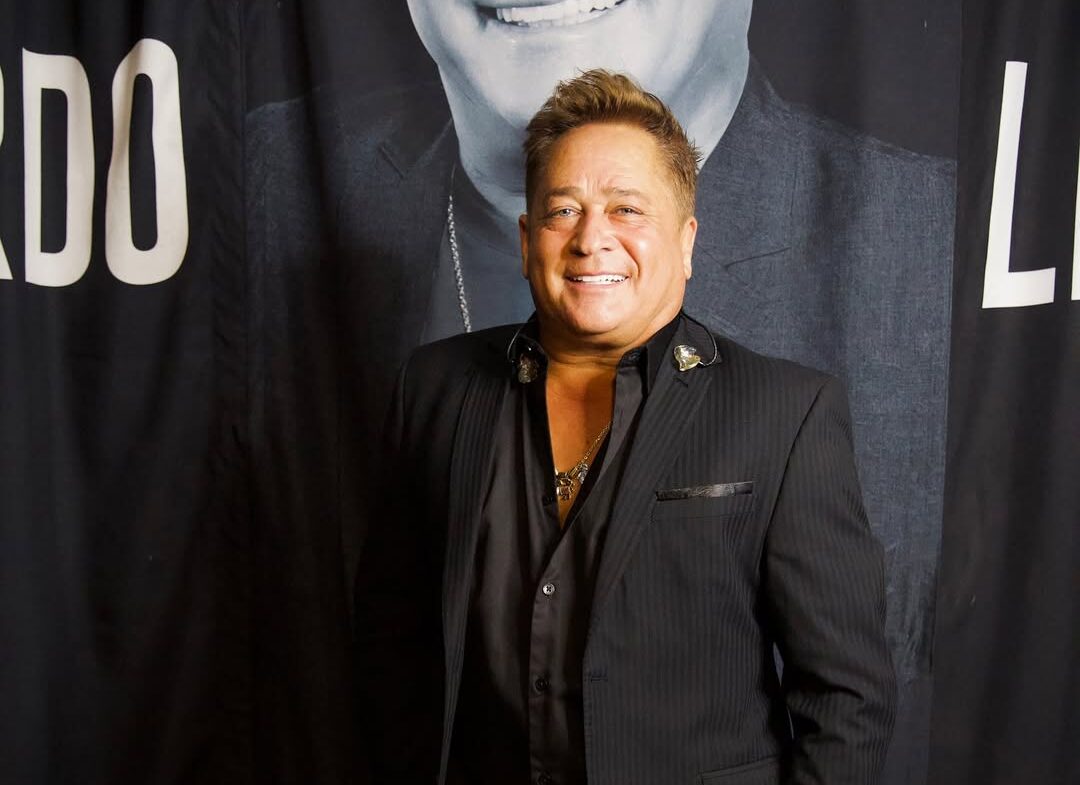 Imagem homem sorrindo terno preto