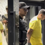 Imagem mulher e homem de amarelo levados por policiais
