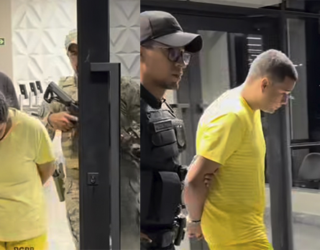 Imagem mulher e homem de amarelo levados por policiais