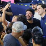 Imagem dois homens sorrindo