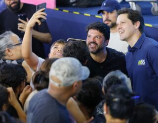 Imagem dois homens sorrindo