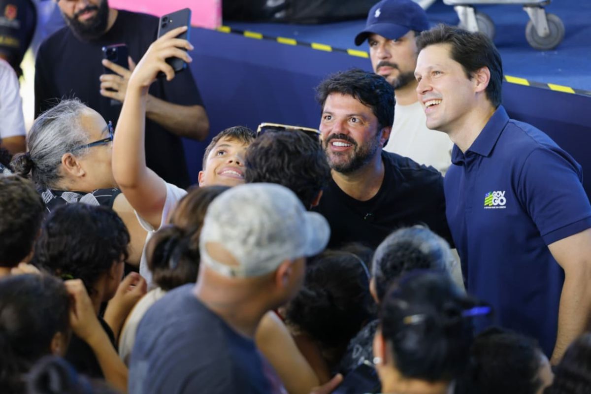 Imagem dois homens sorrindo