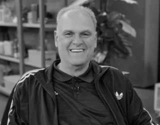 Imagem em preto e branco homem sorrindo