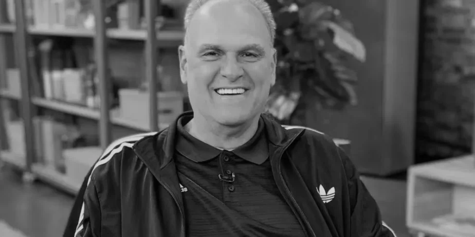 Imagem em preto e branco homem sorrindo