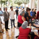 Imagem várias pessoas em evento aberto