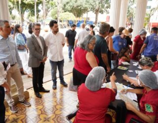 Imagem várias pessoas em evento aberto