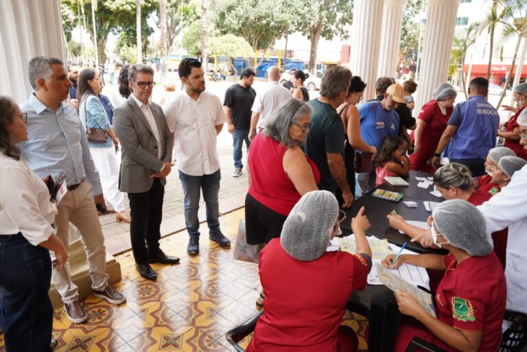 Imagem várias pessoas em evento aberto