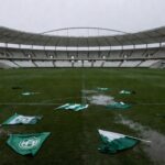 Imagem Estádio de futebol com bandeiras rasgadas no gramado