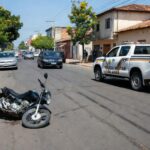 Imagem moto caída na rua