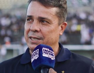 Imagem homem falando em entrevista