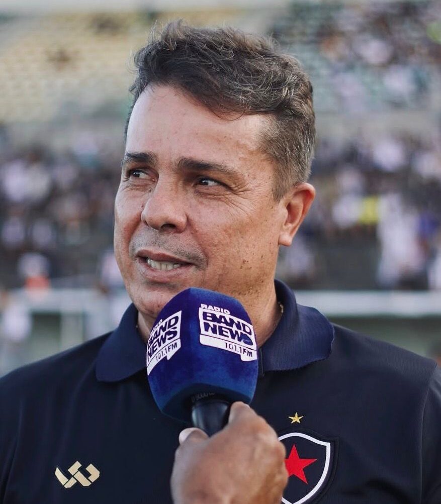 Imagem homem falando em entrevista