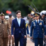 Imagem homem de terno e gravata junto com poliacis