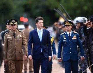 Imagem homem de terno e gravata junto com poliacis