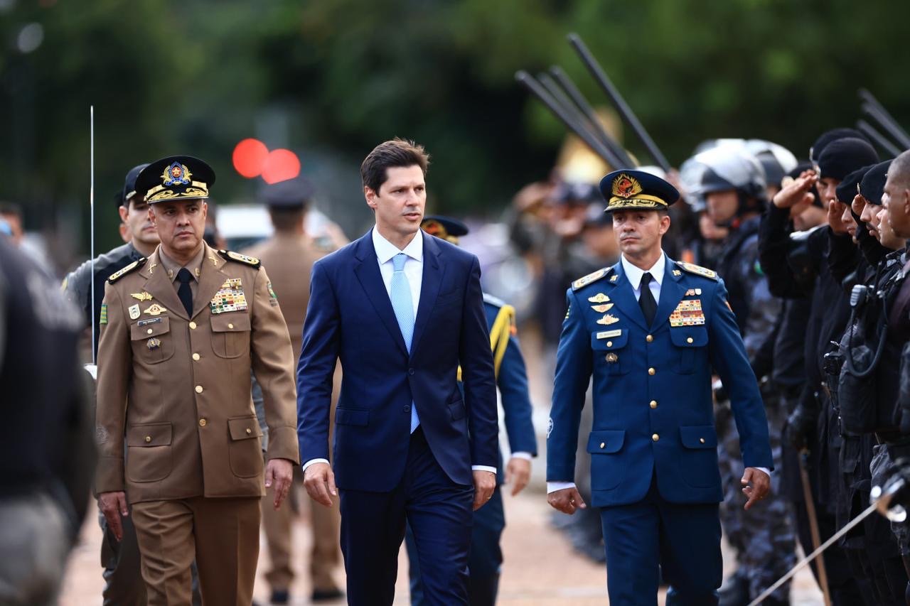 Imagem homem de terno e gravata junto com poliacis