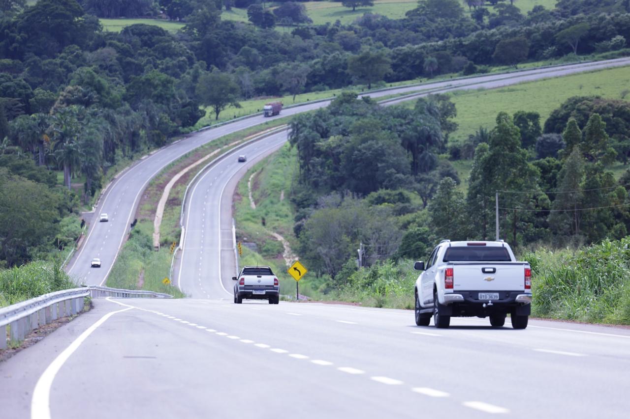 Imagem Carros na rodovia