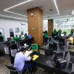 Imagem pessoas sentadas em mesa de repartição publica