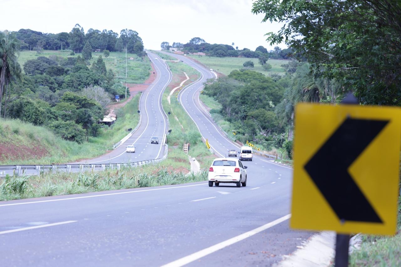 Imagem carros na Rodovia em Goiás