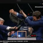 Imagem homem jogando cadeira em outro