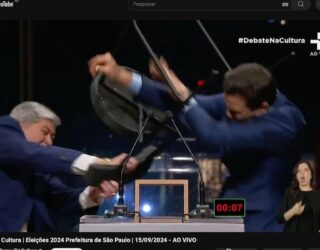 Imagem homem jogando cadeira em outro