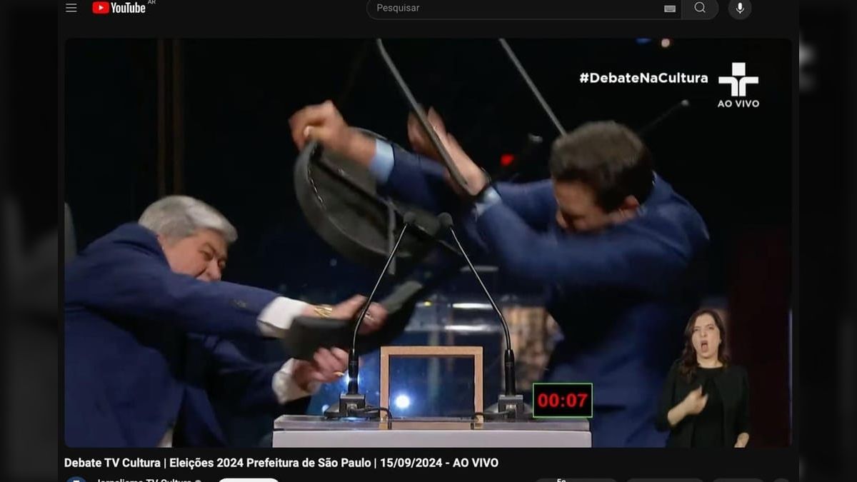 Imagem homem jogando cadeira em outro