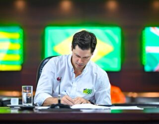 Imagem homem escrevendo na mesa