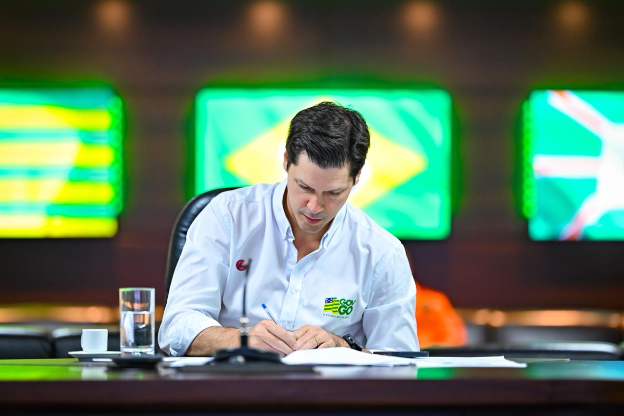 Imagem homem escrevendo na mesa