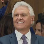 Imagem homem de terno e gravata sorrindo