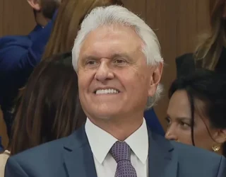 Imagem homem de terno e gravata sorrindo