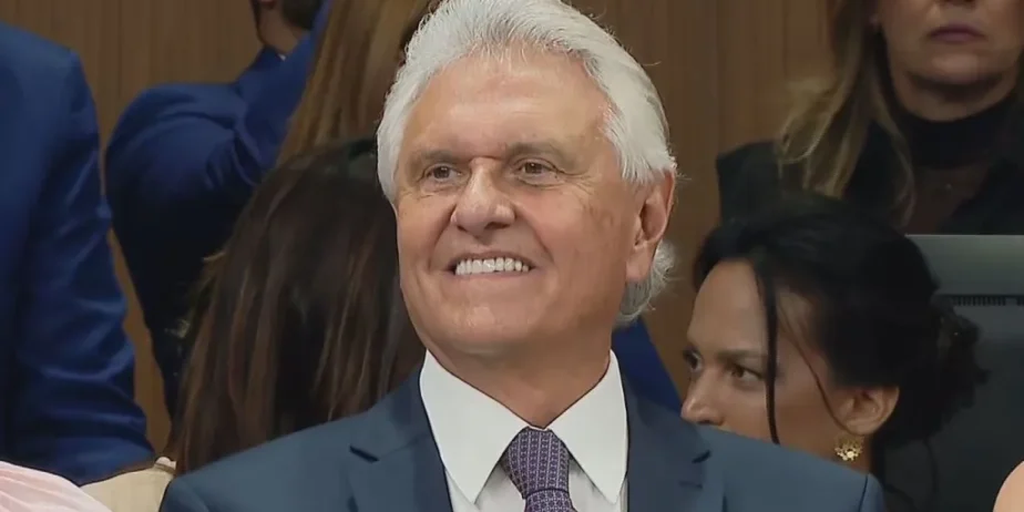 Imagem homem de terno e gravata sorrindo