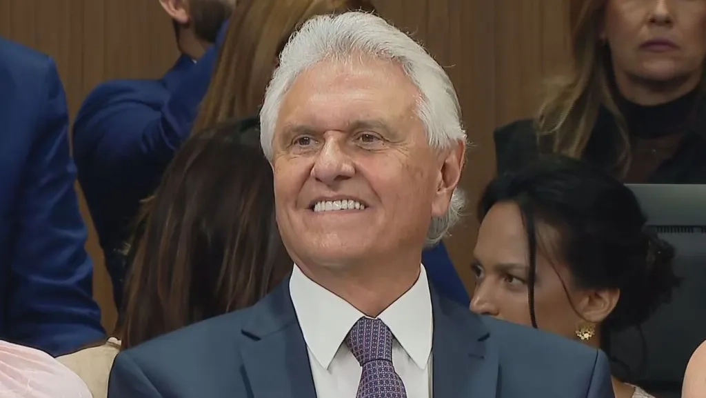 Imagem homem de terno e gravata sorrindo