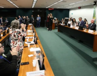 Deputados aprovaram na CCJ as propostas que dão fim à escala 6x1. Textos ainda têm longo caminho. (Foto: Lula Marques)