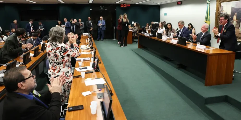 CCJ aprova unanimemente PECs para reduzir jornada de trabalho e eliminar escala 6×1