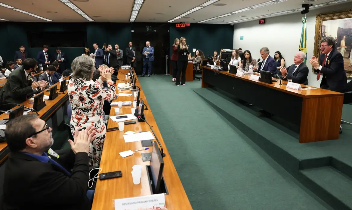 Deputados aprovaram na CCJ as propostas que dão fim à escala 6x1. Textos ainda têm longo caminho. (Foto: Lula Marques)