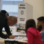 Imagem Eleitor cabine de votação