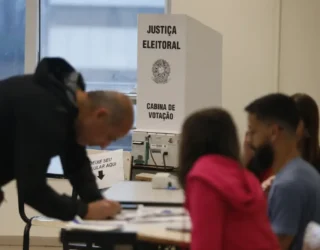 Imagem Eleitor cabine de votação