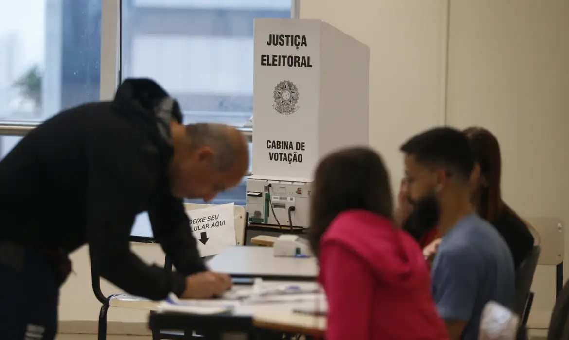 Imagem Eleitor cabine de votação