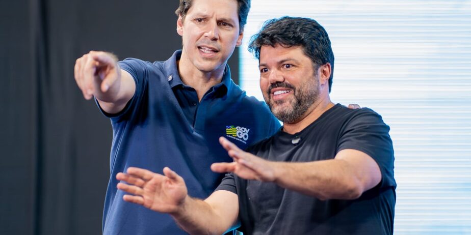 Imagem dois homens gesticulando com as mãos