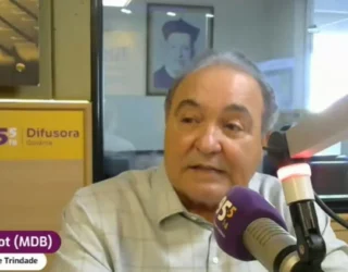 Imagem homem calvo falando em microfone de rádio