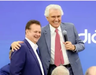 Imagem dois homens de terno e gravata sorrindo