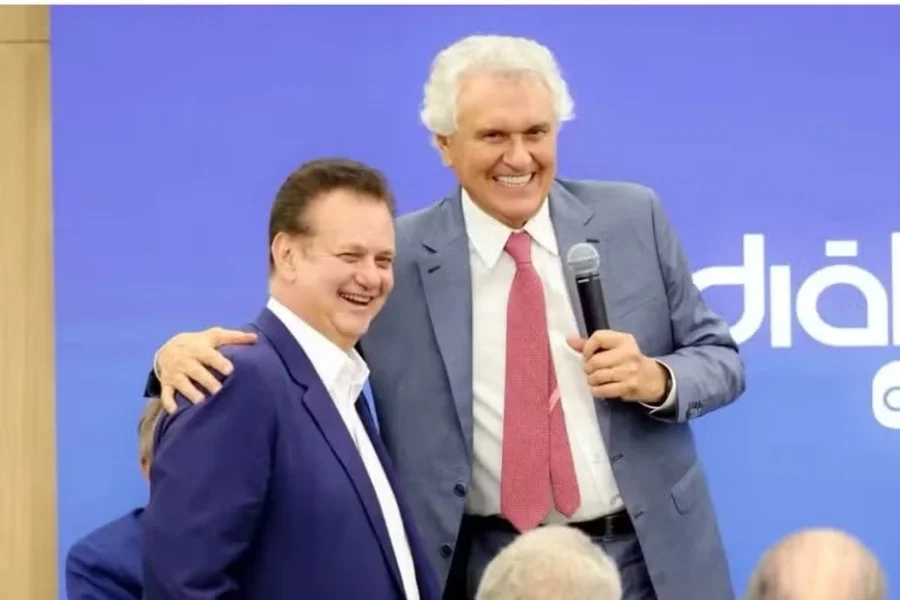 Imagem dois homens de terno e gravata sorrindo