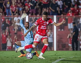 Gustavo Puskas fez o gol da vitória do Vila Nova (Foto - Roberto Corrêa)