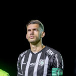 Imagem jogador com camisa listrada em preto e branco