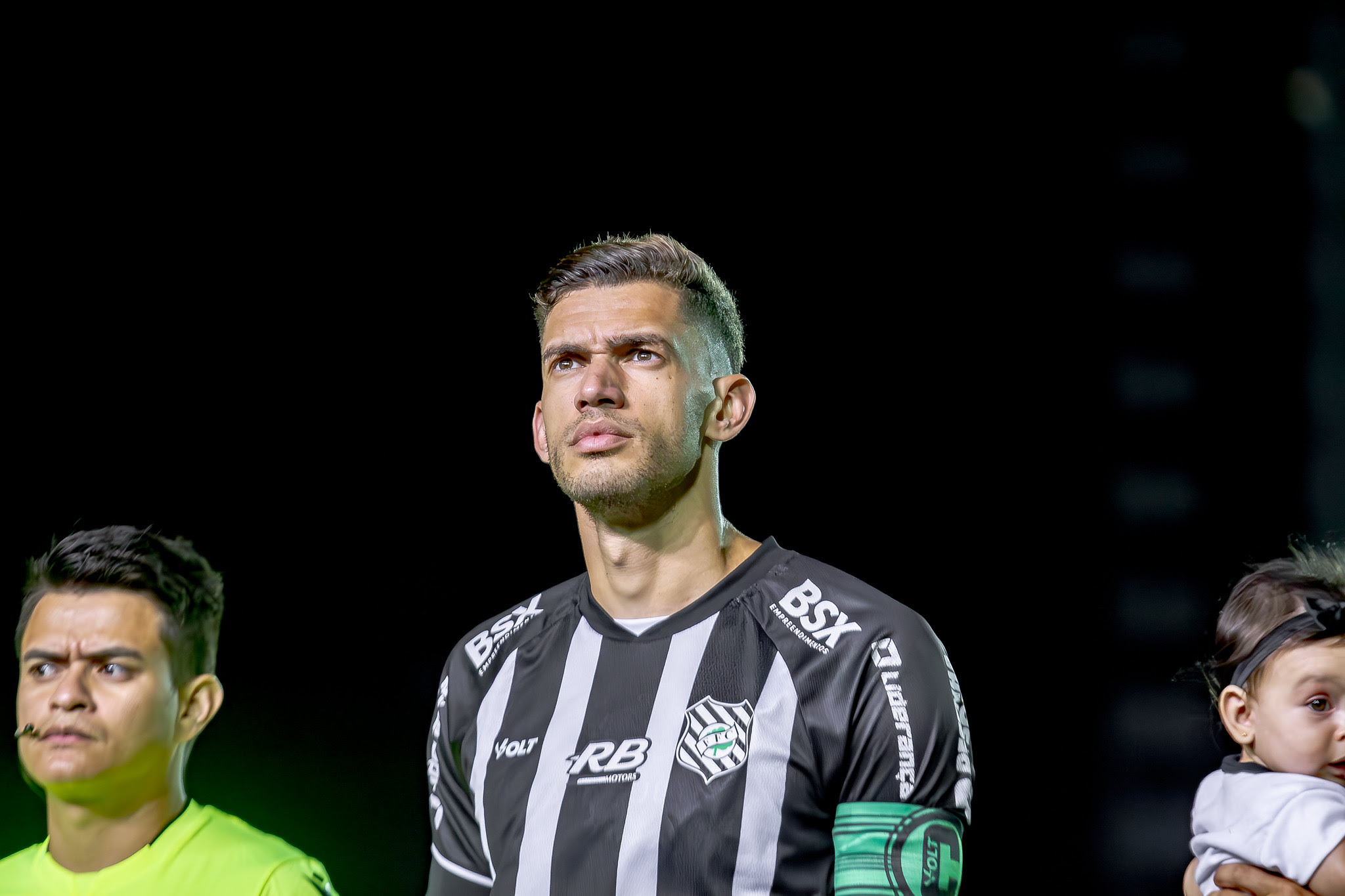 Imagem jogador com camisa listrada em preto e branco