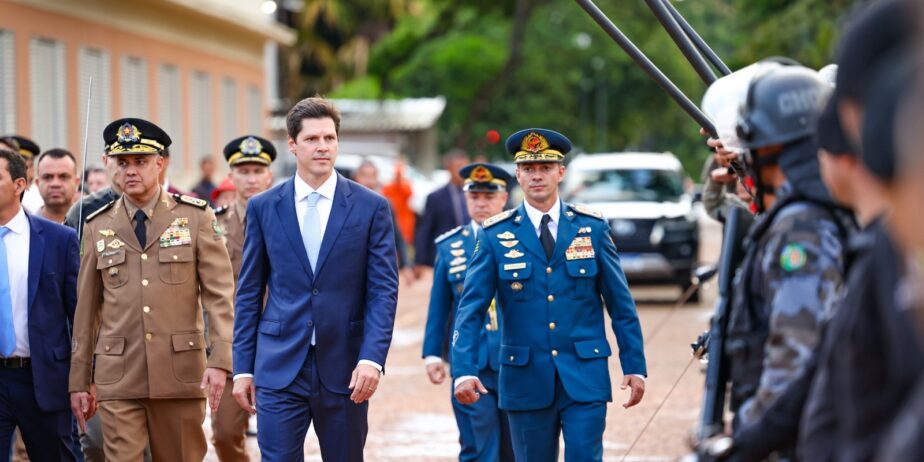 Imagem homem de terno caminhado ao lado de policiais